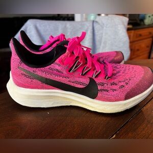 EUC Girls Nike React - Size 2.5